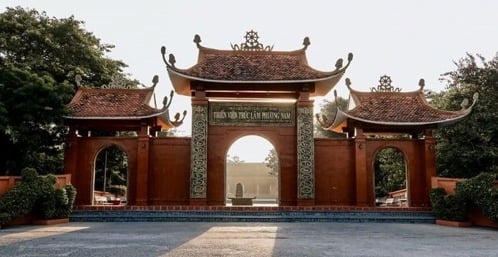 Ngay khi bước vào cổng tam quan, du khách có thể nhìn thấy tấm biển bằng gỗ khắc chữ nổi mạ vàng “Thiền Viện Trúc Lâm Phương Nam”. (Nguồn ảnh: sưu tầm)
