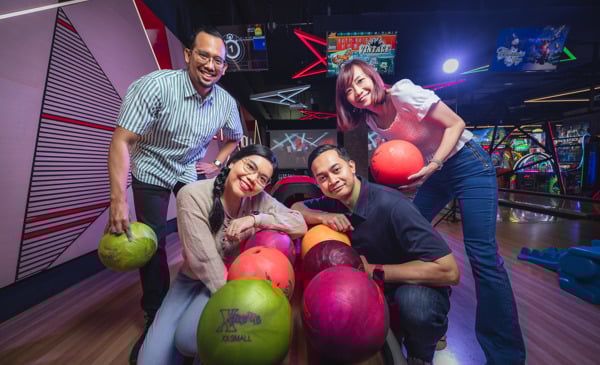 Image 32: Social Bowling
