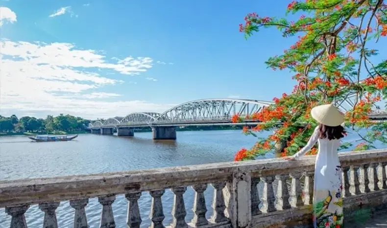 Attractions In Hue Truong Tien Bridge